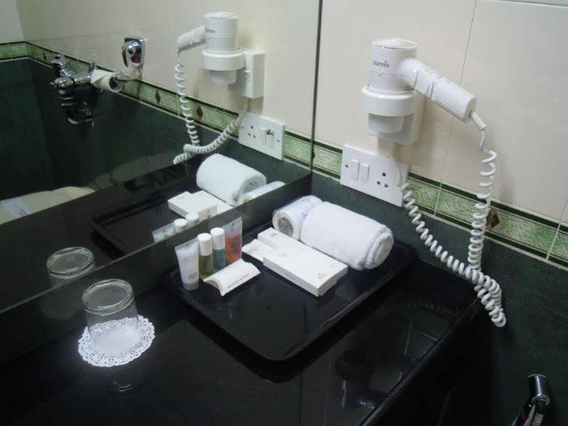 The Avenue Center Hotel Kochi Eksteriør billede